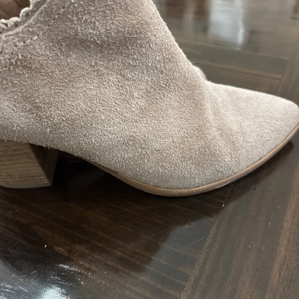 FRYE REED PALE BLUSH SUEDE LEATHER ZIP ANKLE SCALLOPED BOOTIE US 9